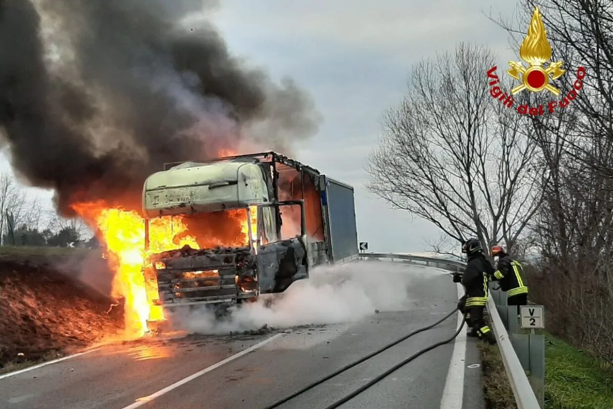 Camion in fiamme jesi