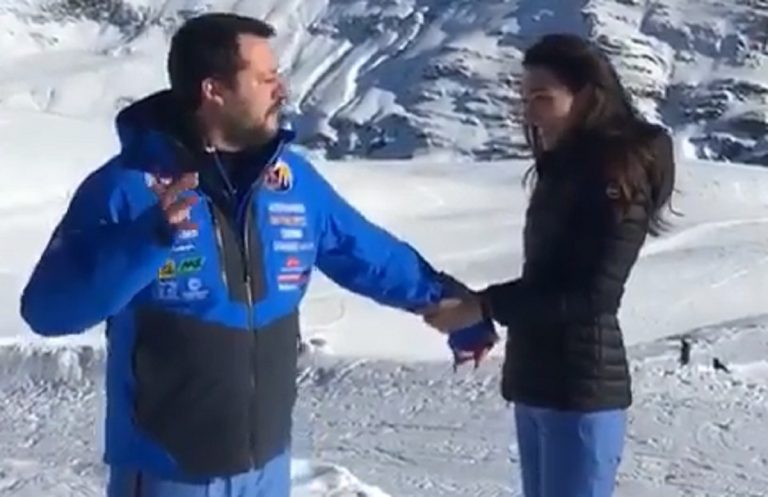 Salvini imita papa