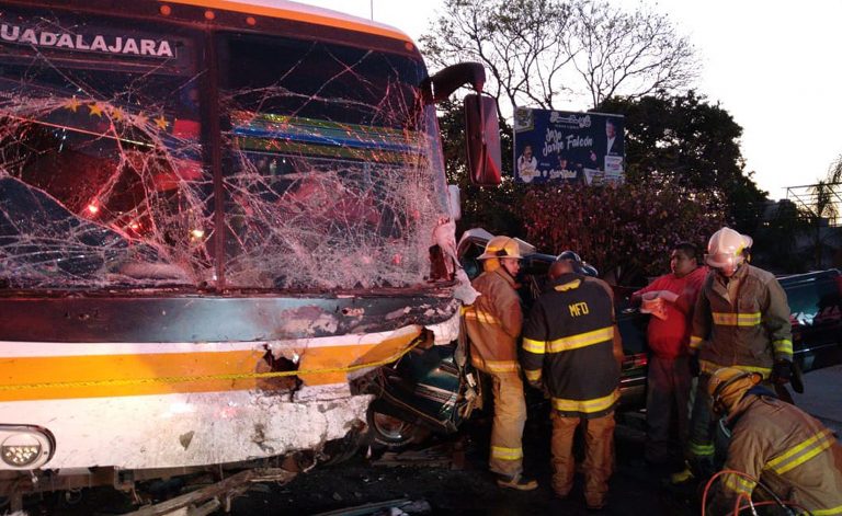 scontro-autobus-furgone-messico