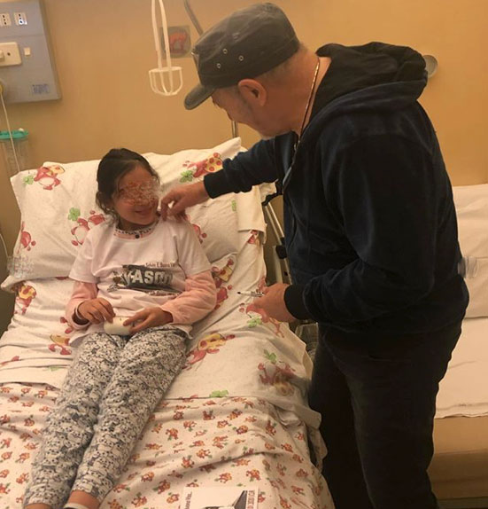 vasco rossi con una piccola paziente
