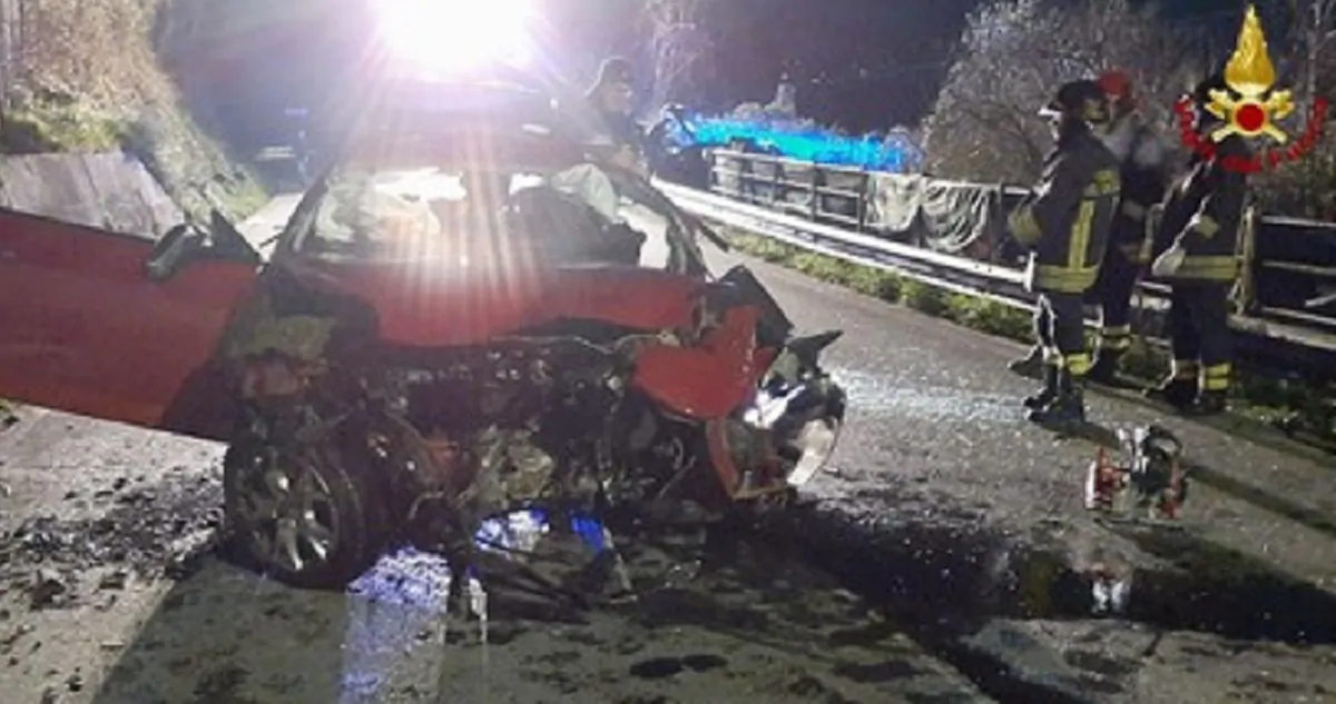 auto contro muretto massa carrara