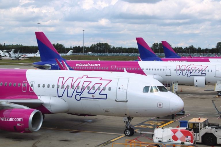 Coronavirus, si cercano passeggeri di un aereo Wizz Air