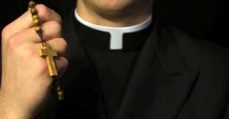 Coronavirus, il prete: "Colpa dei gay"