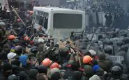 coronavirus folla assalta bus ucraina wuhan