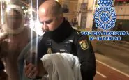polizia-salva-neonato-spagna