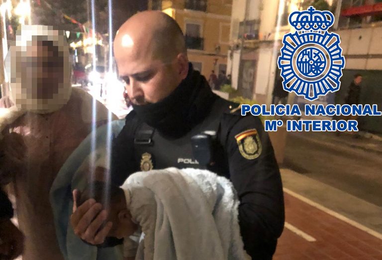 polizia-salva-neonato-spagna