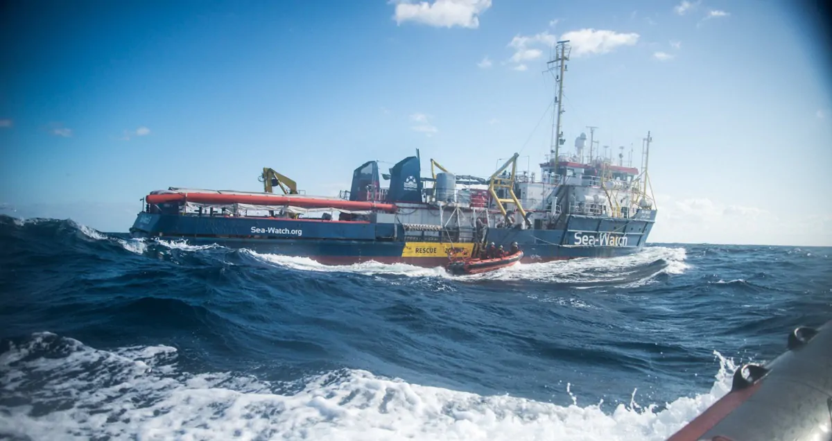 Sea Watch 3 pronta a fare sbarcare migranti in Sicilia