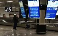 Al Bano da solo nell'aeroporto deserto: effetto Coronavirus