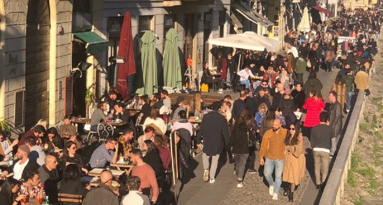 Coronavirus, virologi consigliano di chiudere i locali