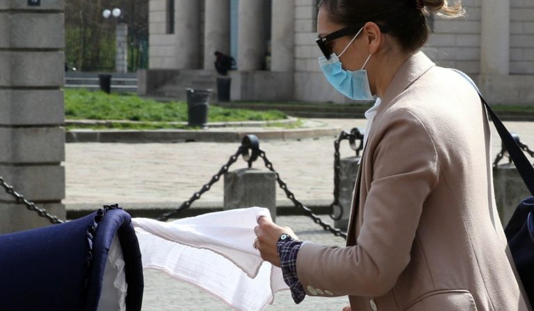 Coronavirus, permesse passeggiate coi bimbi