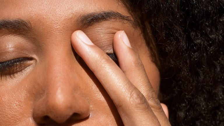 coronavirus come e perchè non toccarsi il viso con le mani