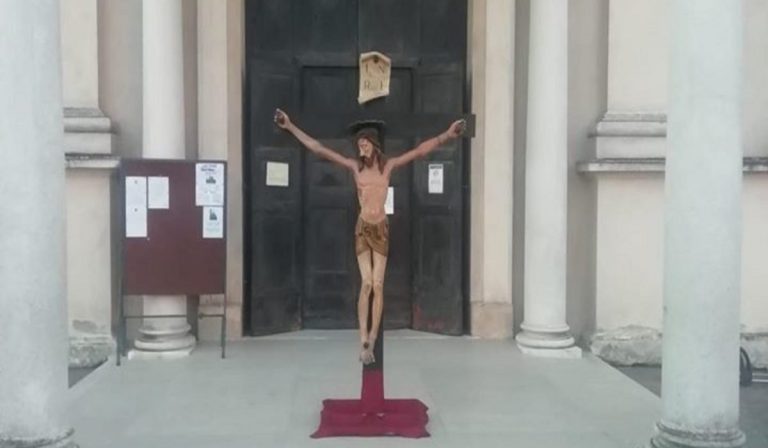 Crocifisso di Don Camillo fuori dalla chiesa, protezione dal Coronavirus