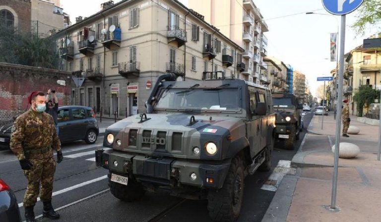 Coronavirus, a Torino esercito anti assembramenti