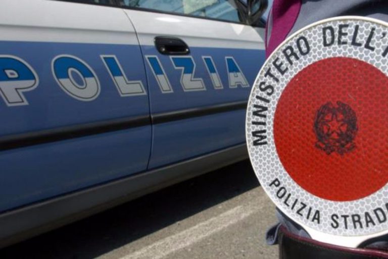 evade dagli arresti domiciliari madre