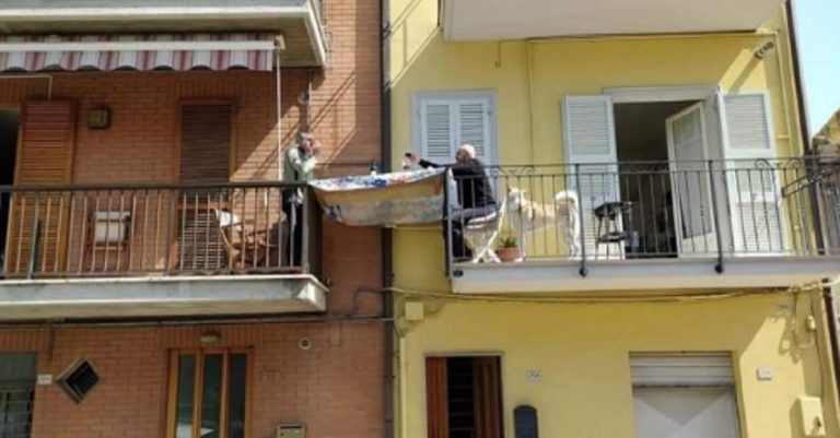 Coronavirus pranzo tra balconi