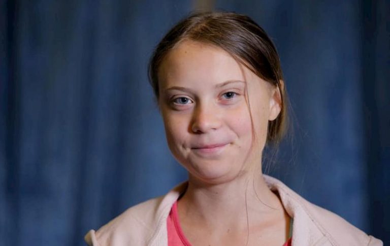 greta thunberg e ladesivo dellazienda petrolifera 768x484