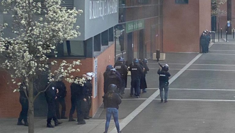 parigi uomo armato università evry