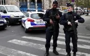 uomo spara moschea parigi