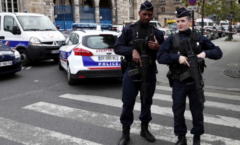 uomo spara moschea parigi