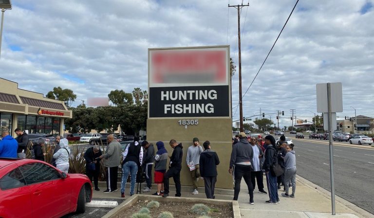Cornavirus negli Usa: in fila per armi e munizioni
