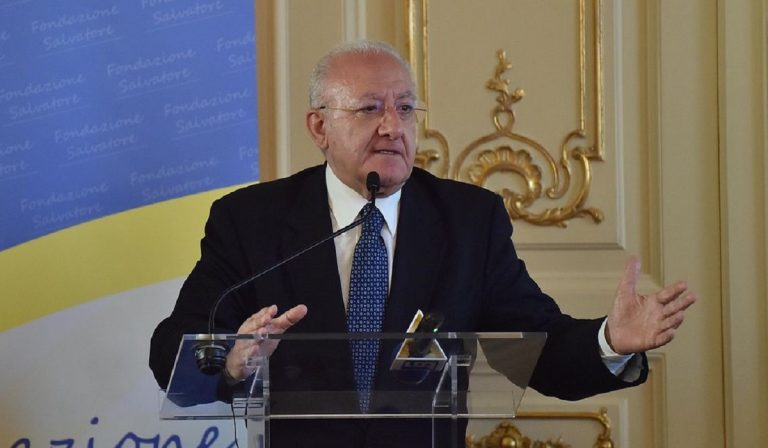 Coronavirus e feste di laurea, De Luca parte all'attacco