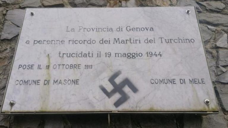 25-aprile-genova-svastica-lapide