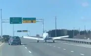aereo atterra autostrada