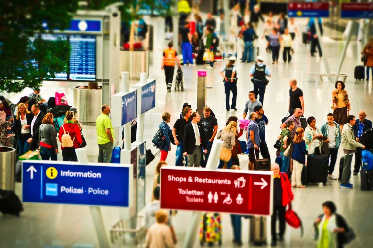 In aeroporto, passeggeri in fila stanno chiedendo i rimborsi aerei a seguito dell'emergenza Coronavirus