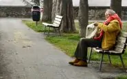 anziano piange sulla panchina