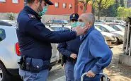 Coronavirus, anziano senza mascherina assistito dai poliziotti