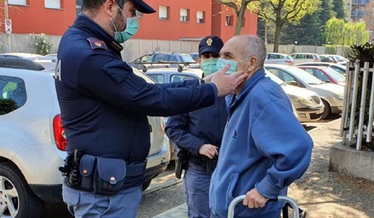 Coronavirus, anziano senza mascherina assistito dai poliziotti