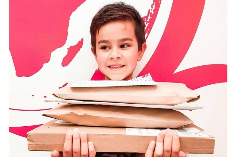 Bambino si sente solo per il lockdown: riceve centinaia di lettere, grazie all'appello della madre