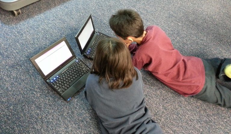 Coronavirus, bambini maggiormente esposti su Internet
