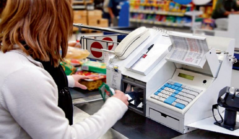 Torino, cassiera picchiata da cliente impazzito