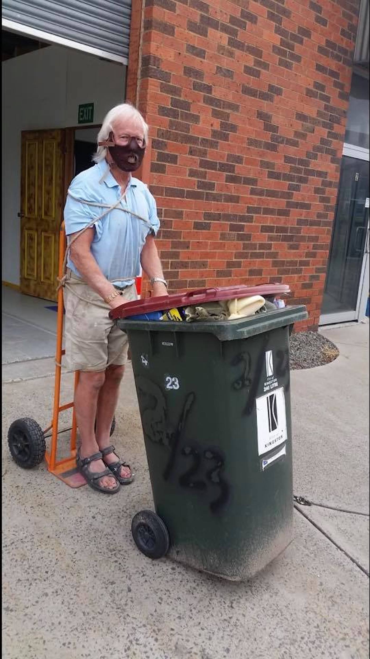 confinement australie sortie poubelles carnaval 14