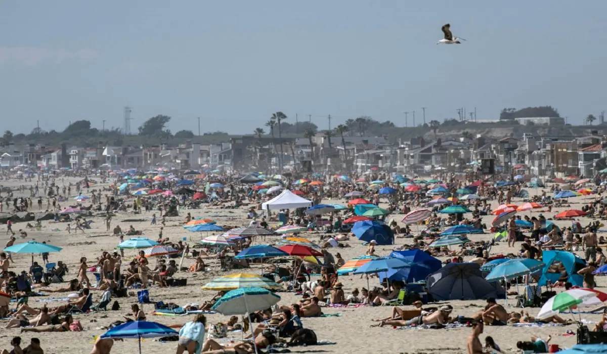 Coronavirus, spiagge affollate in California