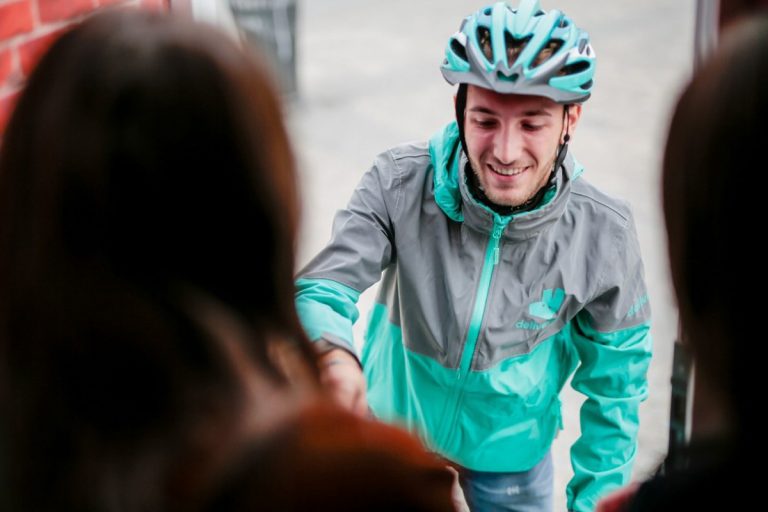 coronavirus deliveroo consegna supermercato