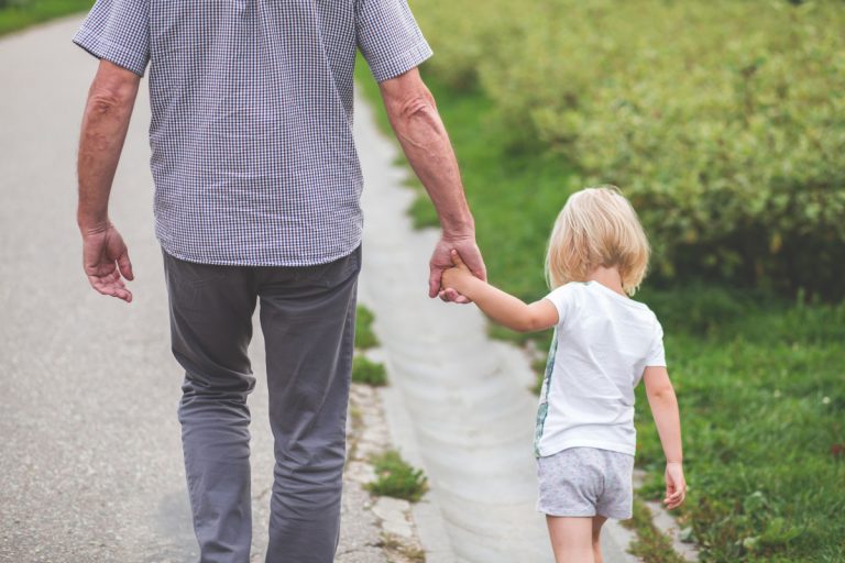 coronavirus insulti passeggiata bambini