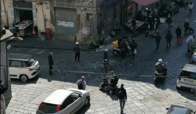 coronavirus-napoli-gente-strada