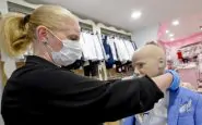 Coronavirus, negozi di abbigliamento con gel e mascherine