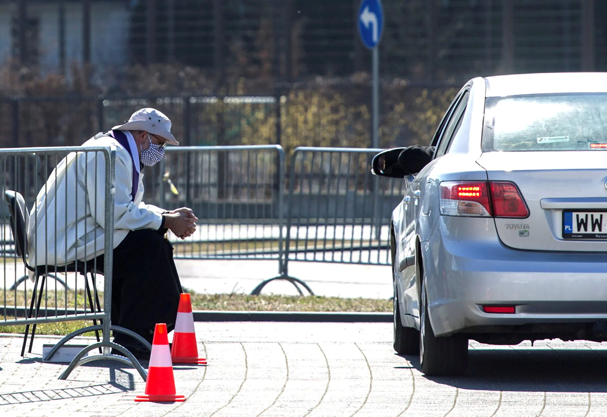 Coronavirus, in Polonia la confessione si fa dall'auto