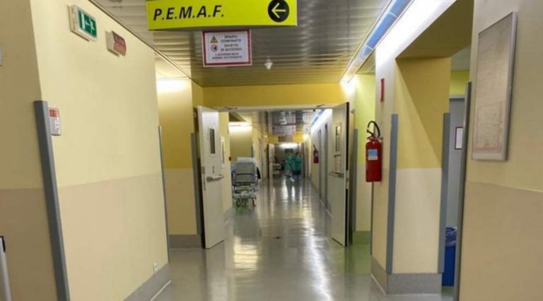coronavirus, pronto soccorso di bergamo vuoto