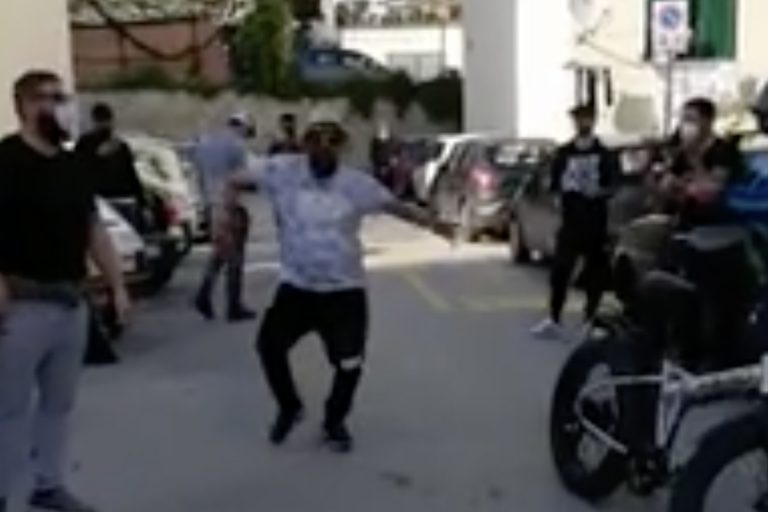 coronavirus spagna viola quarantena e fa festa in strada