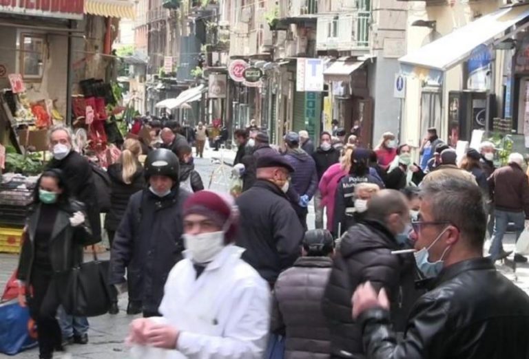 coronavirus, troppa gente in strada per la spesa a napoli