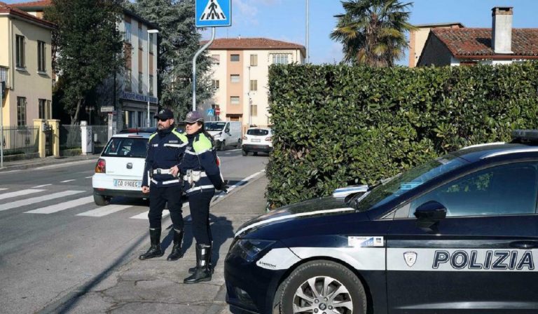 Coronavirus, multa dei vigili per papà con cane