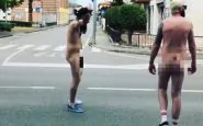 corrono nudi in strada