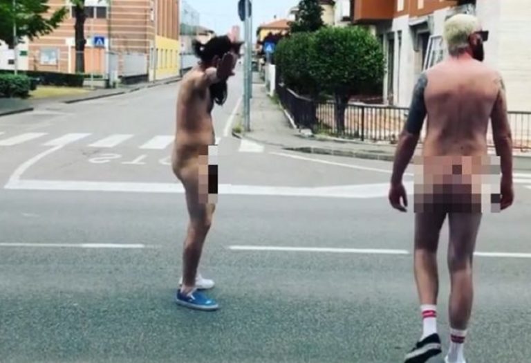 corrono nudi in strada
