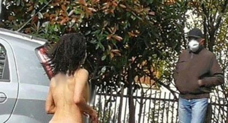 donna-corre-nuda-città