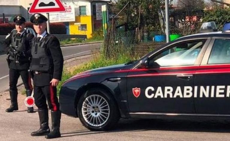 forza posto di blocco sperona agenti