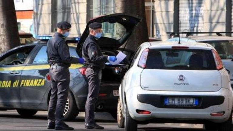 investe-2-finanzieri-posto-di-blocco